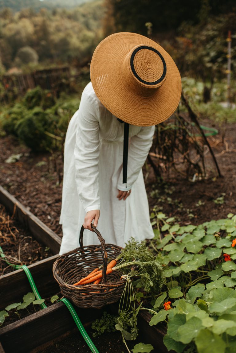 Son de flor dress in vegetable garden with Behida Dolic hat