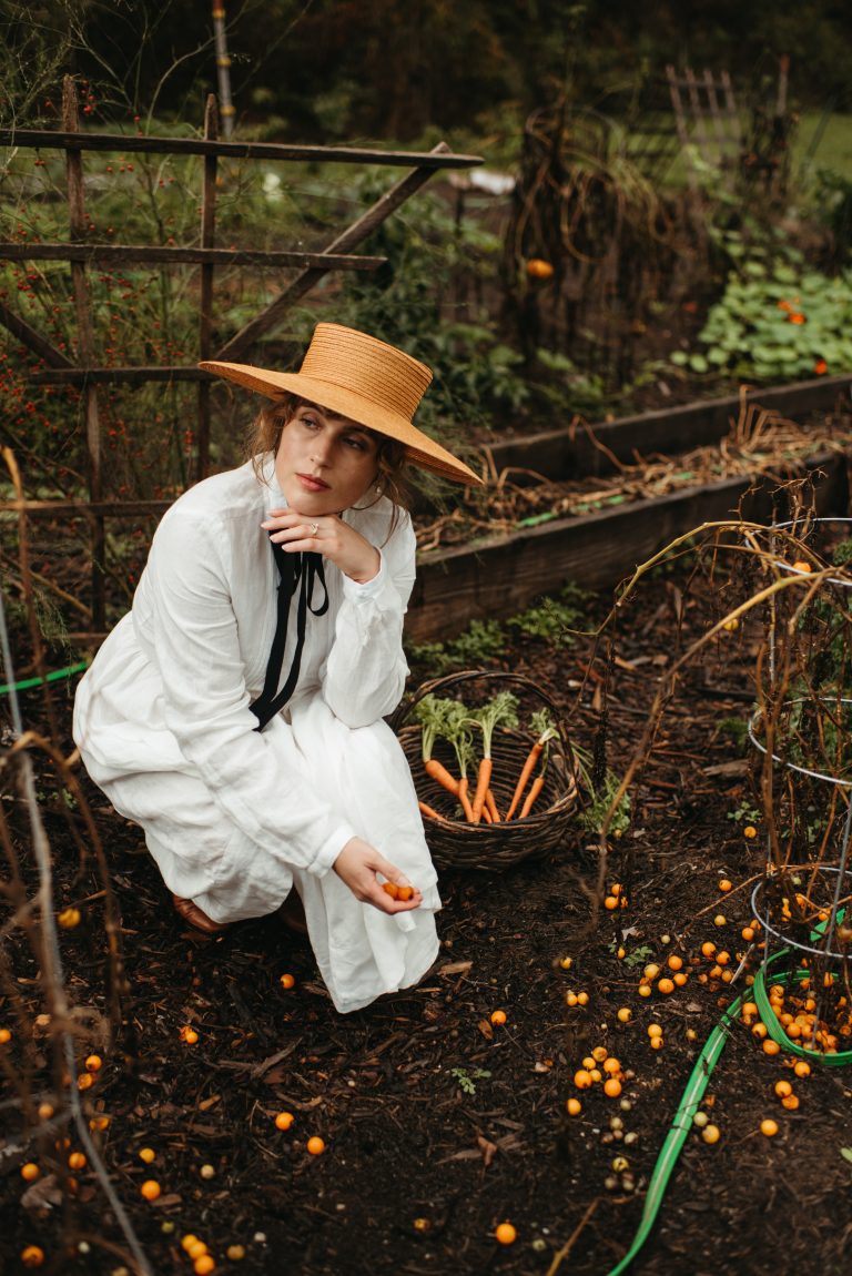 Son de flor dress in vegetable garden with Behida Dolic hat